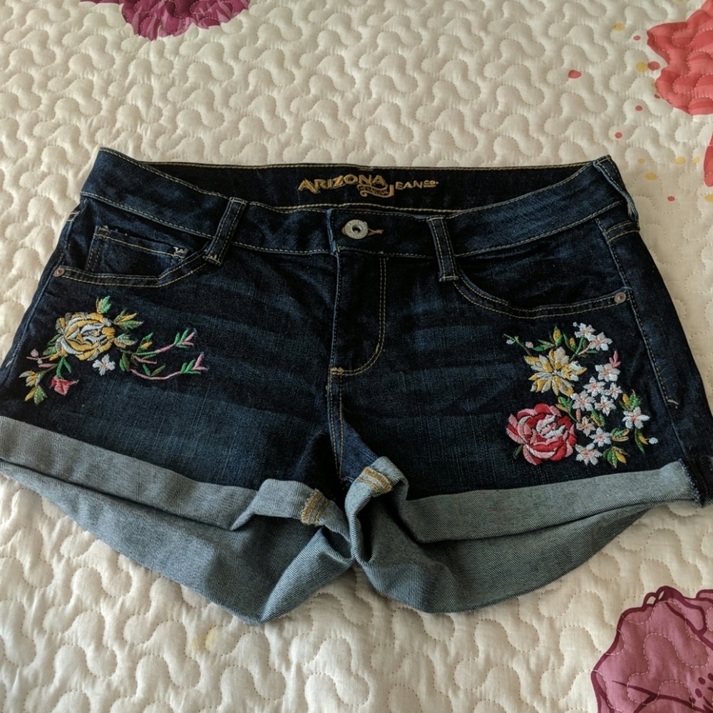Floral embroidered shorts 🌸🌼🏵️